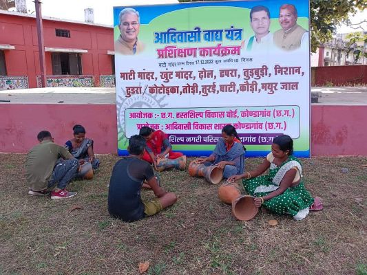 आदिवासी वाद्ययंत्र बनाने दिया जा रहा प्रशिक्षण