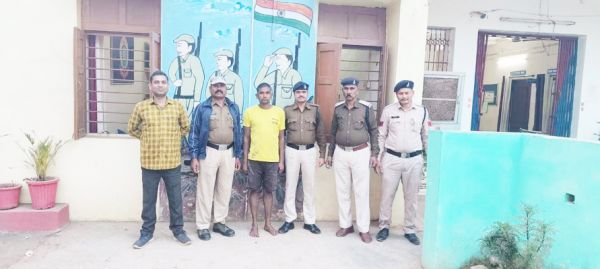 गैस एजेंसी में चोरी का खुलासा, चाचा-भतीजा गिरफ्तार  