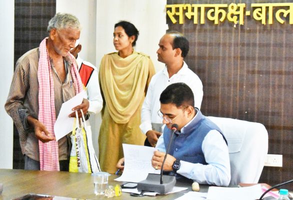 कलेक्टर ने जनदर्शन में सुनी लोगों की समस्याएं