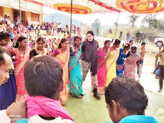 नक्सल प्रभावित ग्वालगुंडी में एसपी की मौजूदगी में सामुदायिक पुलिसिंग कार्यक्रम, प्रतिभावान विद्यार्थियों का सम्मान