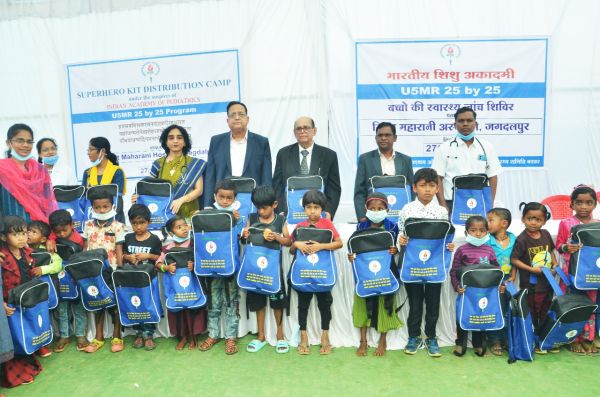 आईएपी सुपर हीरो कीट का वितरण के साथ स्वास्थ्य जांच कैंप 