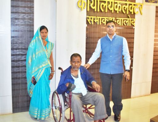 जनदर्शन में पहुंचे दिव्यांग  को व्हीलचेयर मिला
