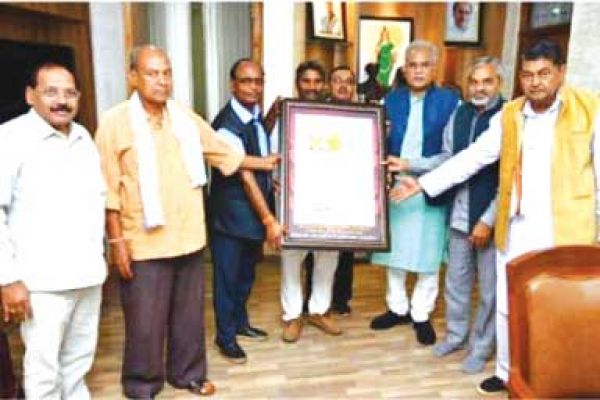 गायत्री परिवार के गर्भ संस्कार महोत्सव को गोल्डन बुक ऑफ वल्र्ड रिकॉर्ड्स में स्थान