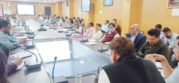 समय सीमा के भीतर काम करने दिए निर्देश