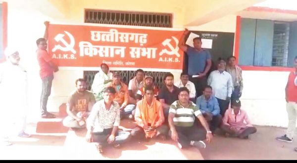  रिश्वत मांगने पर गेट पर बैठे भू-विस्थापित, कामकाज ठप