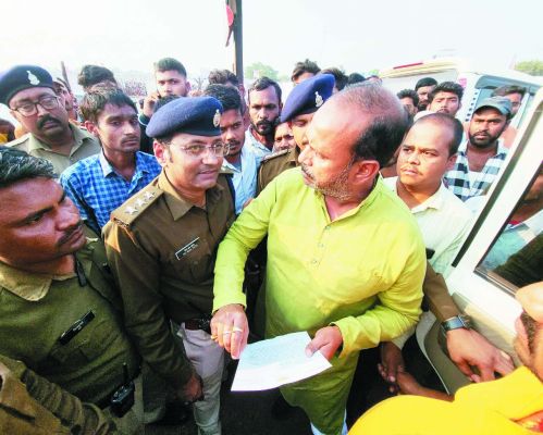 ज्ञापन सौंपने जा रहे किसान नेता को पुलिस ने लिया हिरासत में