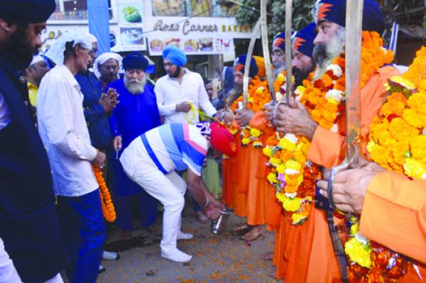 पंज प्यारों की अगुवाई में गुरू ग्रंथ  साहिब की शोभायात्रा निकाली 