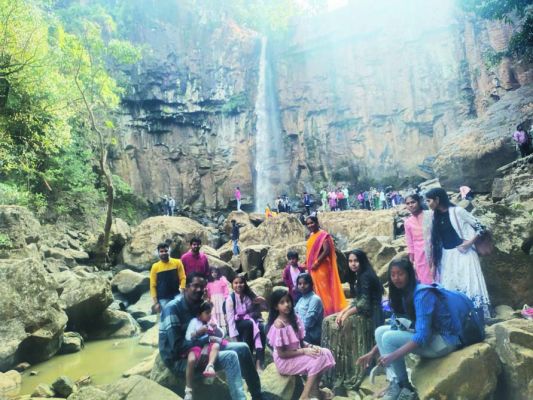 प्रज्ञा इंस्टिट्यूट के छात्र एवं छात्राओं द्वारा मैनपाट का एजुकेशन टूर