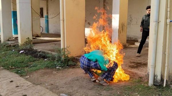 आत्मदाह की कोशिश करने वाली महिला की हालत खतरे से बाहर