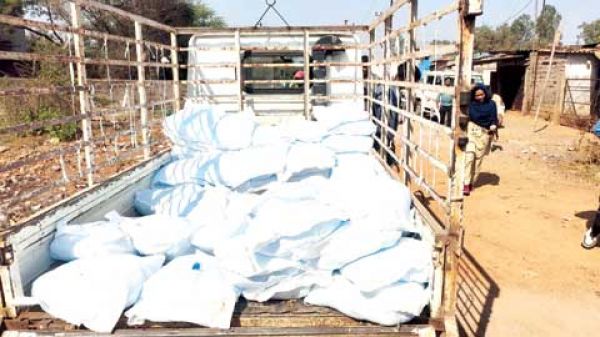 शराब भट्टी ले जा रहे 30 बोरी पानी के पाउच जब्त, 5 हजार का जुर्माना