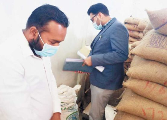 कलेक्टर ने पीडीएस दुकानों का किया निरीक्षण