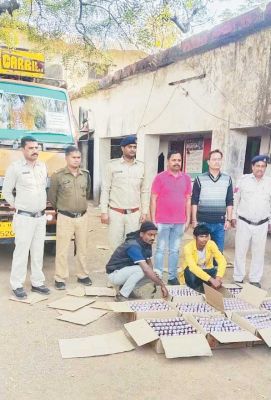 2 ग्रामीणों के घर दबिश, शराब जब्त, 2 गिरफ्तार