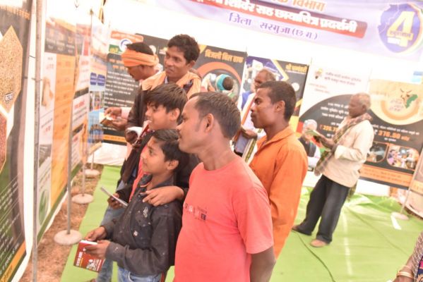 रघुनाथपुर बाजार में ग्रामीणों को मिली शासन की योजनाओं की जानकारी