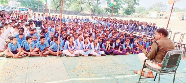 एसपी ने स्कूली बच्चों को दी सुरक्षा के टिप्स