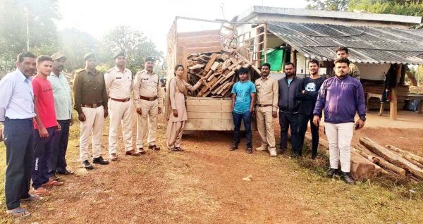 ग्रामीण के घर से 4 लाख का चिरान जब्त
