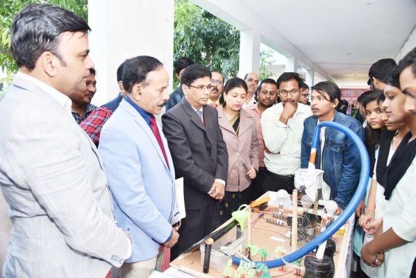 शोध शिखर में विद्यार्थियों ने प्रदर्शित किए एक से बढ़कर एक 50 से अधिक मॉडल