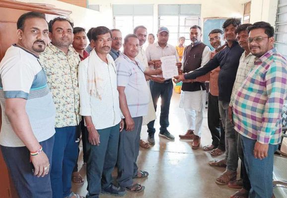 सडक़ निर्माण कार्य से समस्या, कलेक्टर के नाम तहसीलदार को ज्ञापन