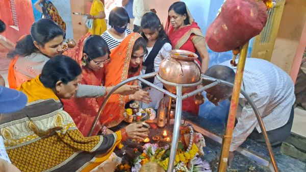 परिवार संग मंदिरों में चला पूजा-अर्चना का दौर