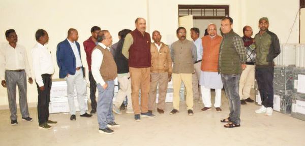 राजनीतिक दलों की मौजूदगी में नए ईवीएम का भंडारण