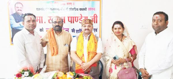 जिपं अध्यक्ष ने सांसद को दी बधाई