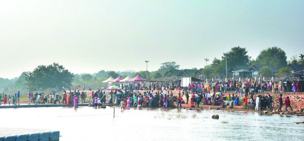 नए साल का जश्न मनाने गंगरेल में उमड़ी भीड़