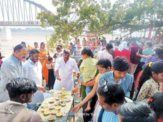 नए साल के आगमन पर मनाया जश्न, मंदिरों में टेका मत्था