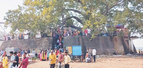 मंदिरों में पूजा-अर्चना, भीड़ उमड़ी