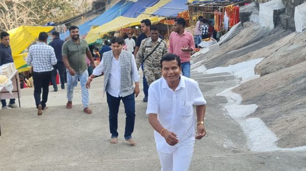 नए साल में सीढिय़ों से मां के दरबार पहुंचे मरकाम