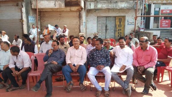सडक़ निर्माण से परेशानी, कारोबारियों और ग्रामीणों का धरना-प्रदर्शन