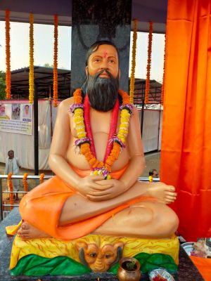संत कवि पवन दीवान की प्रतिमा का अनावरण