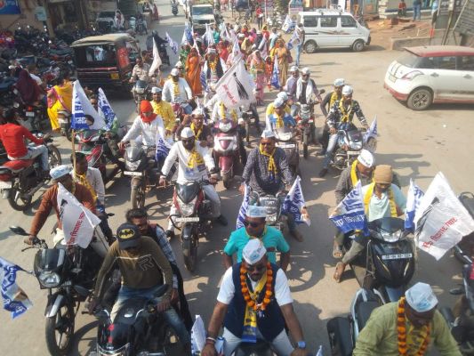 राष्ट्रीय पार्टी बनने से उत्साह, आप कार्यकर्ताओं ने निकाली रैली