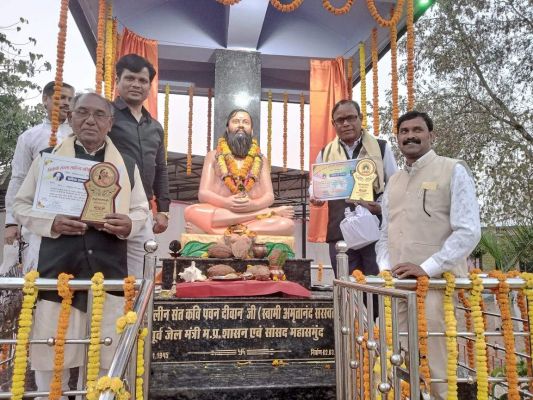 संत कवि पवन दीवान जयंती पर साहित्यकार हुए सम्मानित