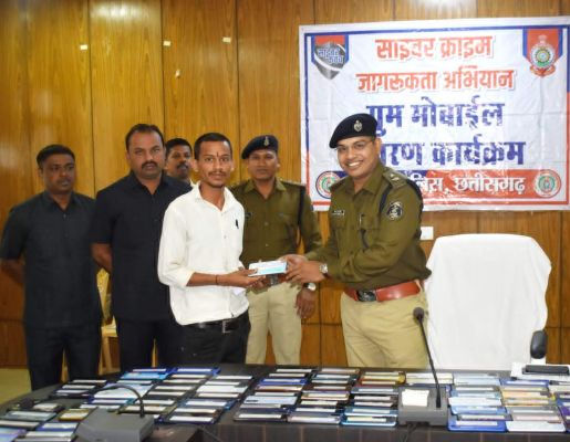 एसपी ने गुम मोबाइल लौटाकर दिया नए वर्ष का तोहफा