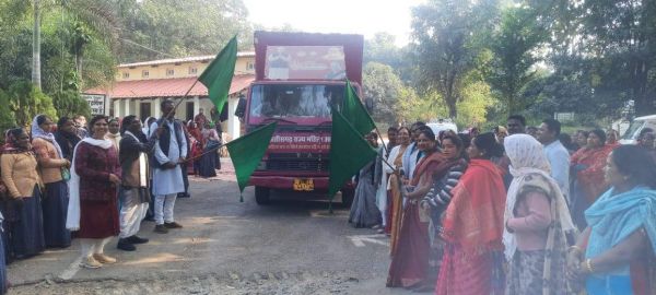 जनप्रतिनिधियों और अफसरों ने मुख्यमंत्री महतारी  न्याय रथ को हरी झंडी दिखाकर किया रवाना