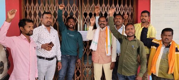 जपं सीईओ के बार-बार तबादले से जनप्रतिनिधि नाराज, कार्यालय में जड़ा ताला, दिया धरना