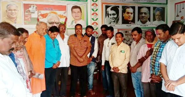 कांग्रेसियों ने दिवंगतों को दी श्रद्धांजलि 