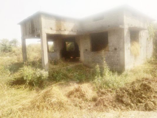 अधूरा मंगल भवन खंडहर में तब्दील, पैरा रखने हो रहा है उपयोग