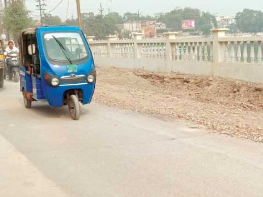 बूढ़ातालाब रोड पर धूल का गुब्बार प्रतिदिन लाखों जनता परेशान