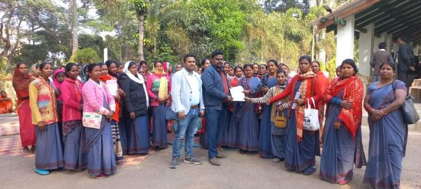 मांगों को ले आंबा कार्यकर्ता व सहायिकाओं ने सौंपा ज्ञापन