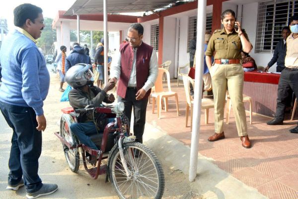 दुर्घटना में जान गंवाने वाले 9 छात्रों के परिजनों को मिली बीमा राशि का चेक