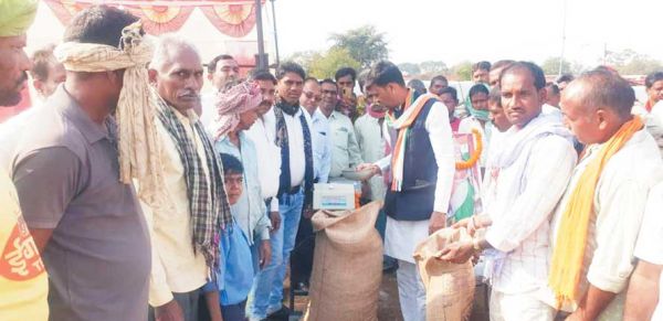 जिपं अध्यक्ष ने किया नवीन धान खरीदी केंद्र का शुभारंभ