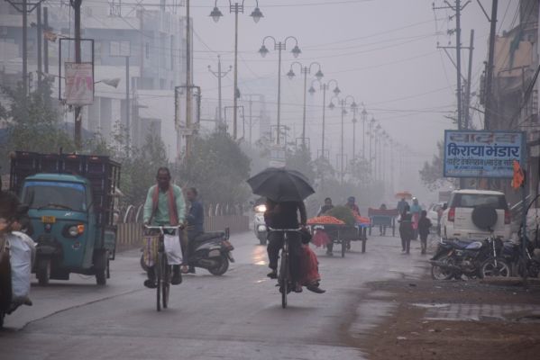 घना कोहरा और हल्की बारिश लिए मौसम का रूख बदला