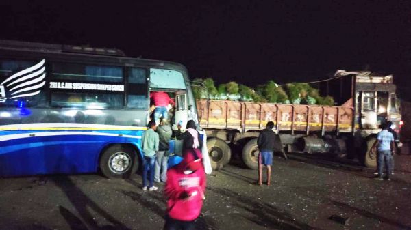 खड़ी ट्रक को बस ने ठोका, चालक-परिचालक जख्मी