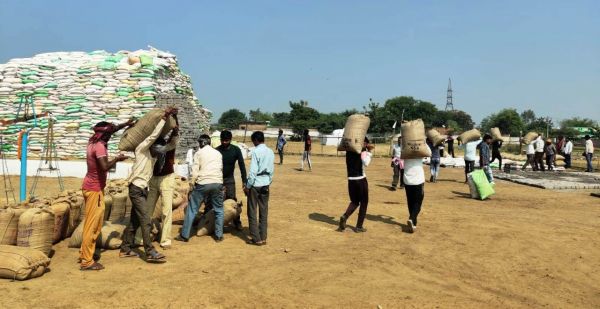आवक ज्यादा और उठाव कमजोर होने से  खरीदी केन्द्रों में धान रखने की जगह नहीं