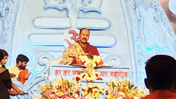 माता-पिता, गुरू कभी भेद नहीं करते-प्रदीप मिश्रा