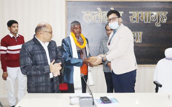 कलेक्टर ने शासकीय सेवकों के रिटायरमेंट के साथ ही पेंशन  भुगतान सहित सभी स्वत्वों के आदेश सौंपे