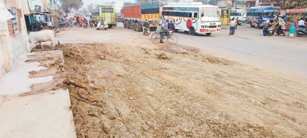 कछुआ चाल से फोरलेन निर्माण, कारोबारी परेशान
