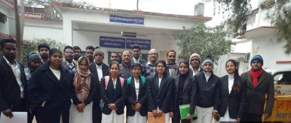 विधि के विद्यार्थियों ने न्यायालयीन प्रक्रिया का किया अवलोकन