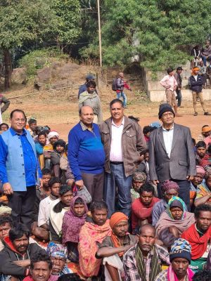 सीनियर सिटीजन फोरम ने पहुंचविहीन गांवों में बांटे कंबल व शाल