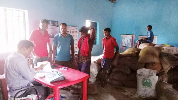 आजादी के बाद पहली बार पोटेनार पहुंचा प्रशासन, ग्रामीणों को बांटे राशन